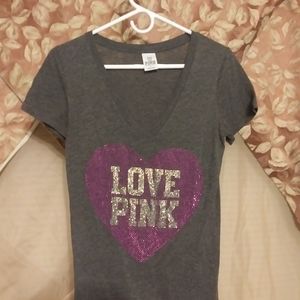 VS pink t-shirt